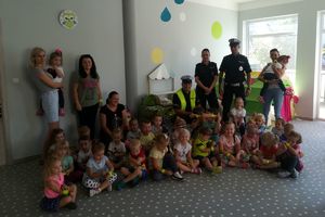 zdjęcie grupowe z policjantami