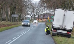 policjant przy mercedesie sprinterze