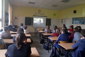 uczniowie oglądają film edukacyjny