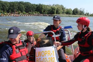 policjanci i woprowcy na łodzi w Skępem