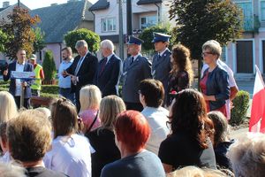 policjanci biorą udział w uroczystościach poatriotycznych