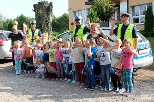 policjanci drogówki z dziećmi