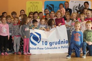 policjanci edukują w dziedzinie praw człowieka