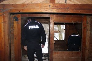 policjanci kontrolują pustostany