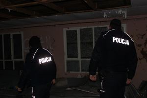 policjanci kontrolują pustostany