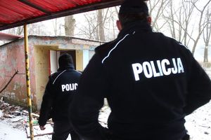 policjanci kontrolują pustostany