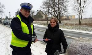 policjant wręcza odblask