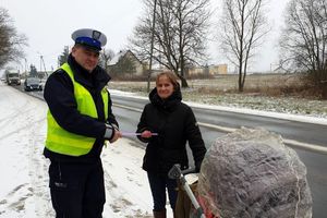 policjant wręcza odblask