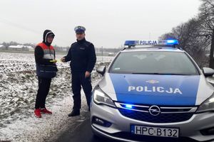 policjant wręcza odblask