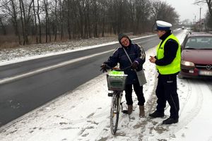 policjant wręcza odblask