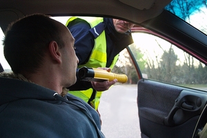 policjant przeprowadza kontrolę trzeźwości