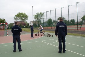 policjanci oceniają uczestników na torze przeszkód