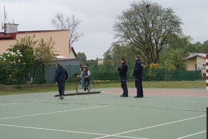 policjanci oceniają jazdę uczestnika turnieju na torze przeszkód