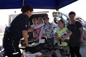 policjantka pod namiotem z dziećmi