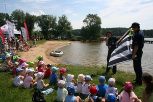 policjanci prezentują dzieciom matę przejścia dla pieszych