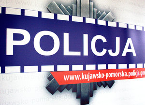 biały napis policja na niebieskim tle