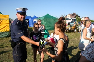 policjant rozdaje odblaski