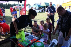 policjantka wręcza nagrody