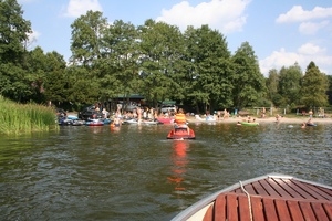 widok z łodzi na plażę