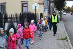 policjantka prowadzi dzieci