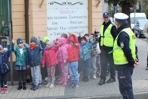 dzieci z policjantami