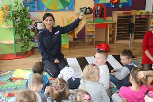 policjantka omawia pozycję żółwia