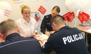 policjanci rejestrują się w bazie DKMS