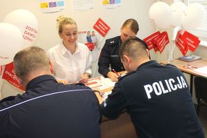 policjanci rejestrują się w bazie DKMS