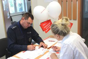 policjant rejestruje się w bazie DKMS