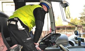 policjant kontroluje stan techniczny autobusu