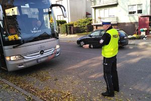 policjant kontroluje autobus