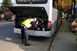 policjant kontroluje autobus