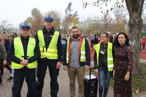 pamiątkowe zdjęcie policjantów z pracownikami firmy Drwal i dyrektor szkoły