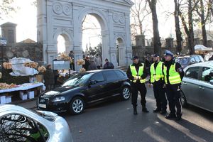 policjanci przed cmentarzem