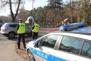 dwóch policjantów kieruje ruchem