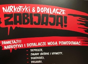 plakat promujący kampanię &quot;Narkotyki i dopalacze zabijają&quot;