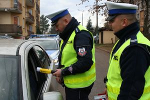 policjanci sprawdzają stan trzeźwości kierowcy