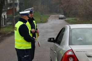 policjanci kontrolują kierowcę