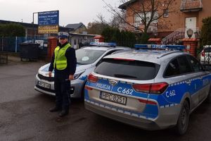 policjant przed stacją kontroli pojazdów