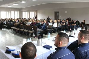 policjanci i uczestnicy debaty