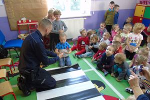 policjant pokazuje bezpieczna pozycję w przypadka ataku psa