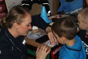 policjantka odbija linie papilarne dla dziecka