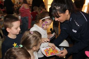 policjantka częstuje dzieci cukierkami