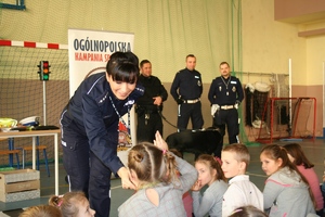 dziecko mówi do mikrofonu trzymanego przez policjantkę