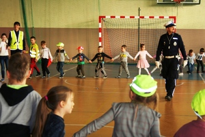 policjant ruchu drogowego i dzieci w kółku razem z policjantką