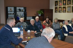 policjant na spotkaniu z seniorami