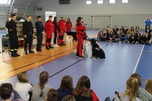 służby na spotkaniu z uczniami