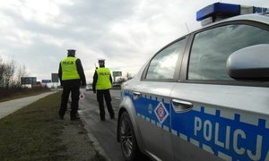 policjanci przy radiowozie