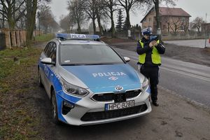 policjant mierzy prędkość pojazdu