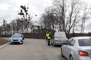 policjanci sprawdzają trzeźwość